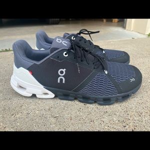 MEN'S ON CLOUDFLYER Running shoes. Like new!